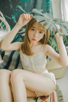 天降女子好像从二楼掉了下来